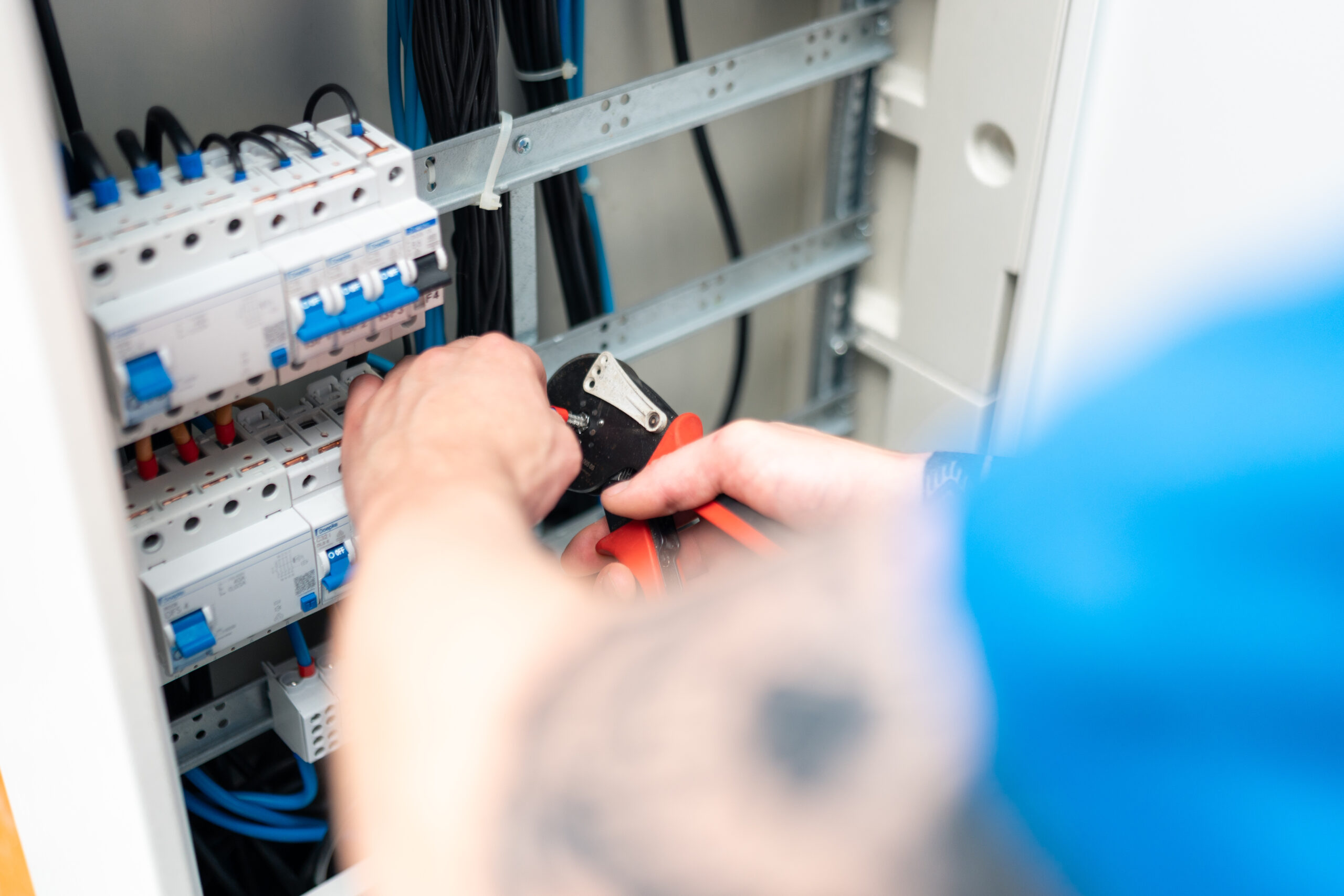 Elektriker am Schaltschrank
