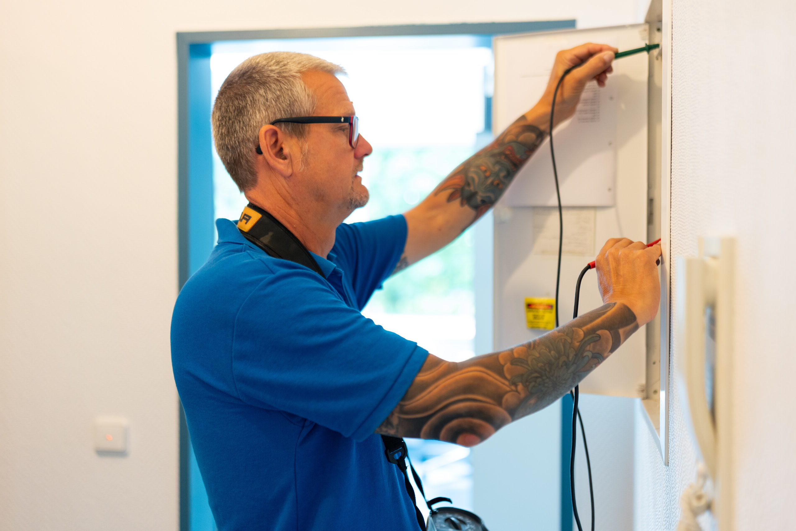 Ein Elektriker führt eine Messung durch