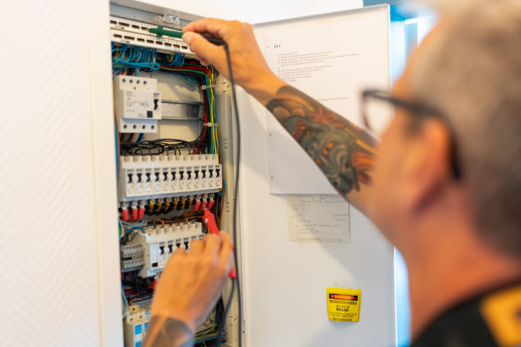 Ein Elektriker führt eine Messung durch