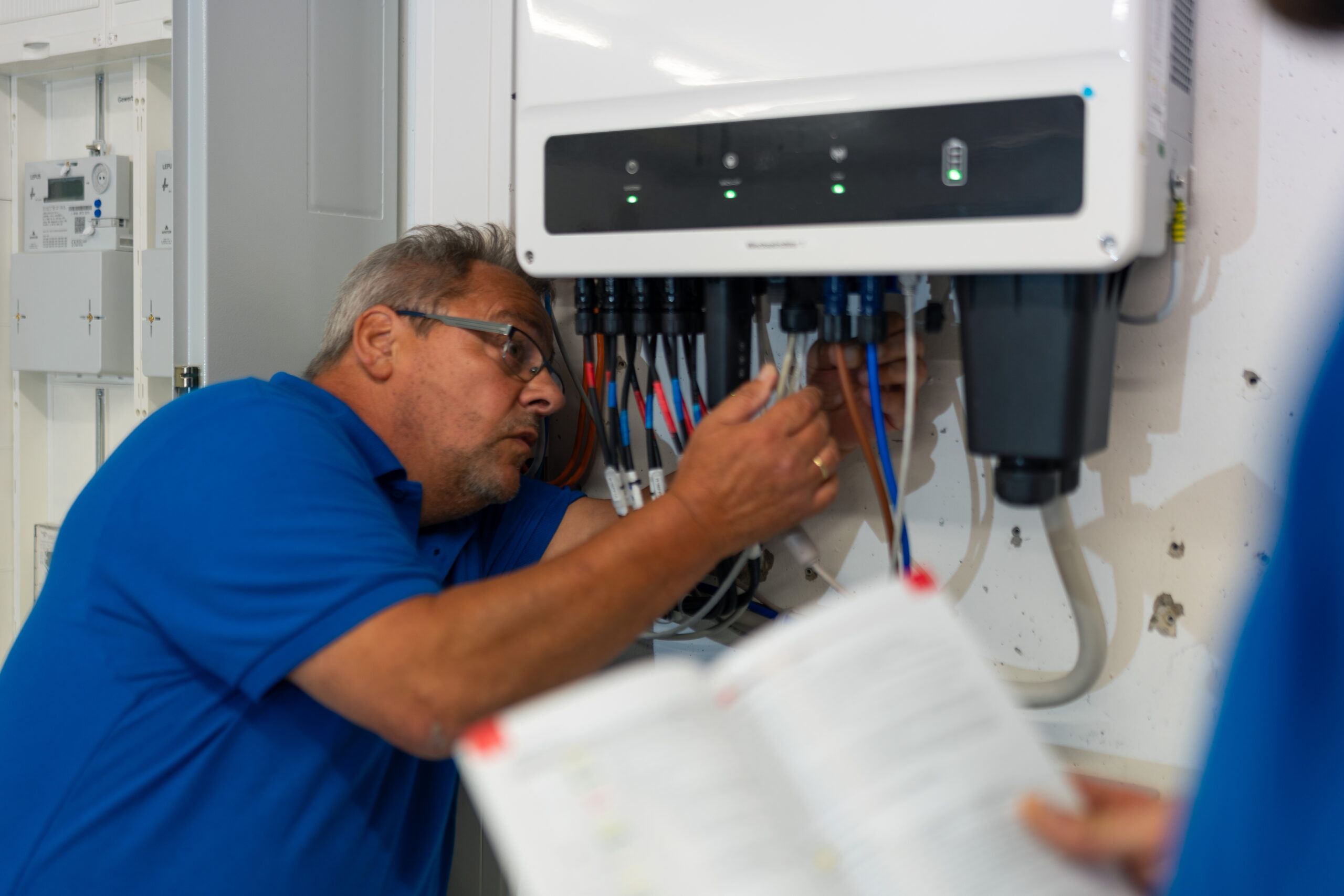 1 Mitarbeiter am arbeiten an einem Schrank